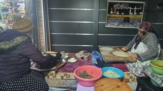 Depremzede kadınların, 20 metrekarede kurduğu hayat mücadelesi