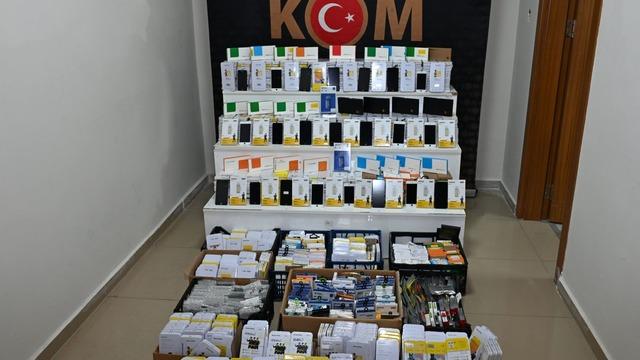 Kırşehir'de kaçak 1042 cep telefonu ekranı ve 287 batarya ele geçirildi