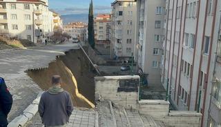 Kastamonu&rsquo;da istinat duvarı &ccedil;&ouml;kt&uuml;, 7 ara&ccedil; zarar g&ouml;rd&uuml;