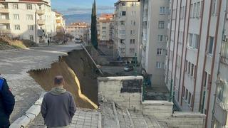 Kastamonu’da istinat duvarı çöktü, 7 araç zarar gördü