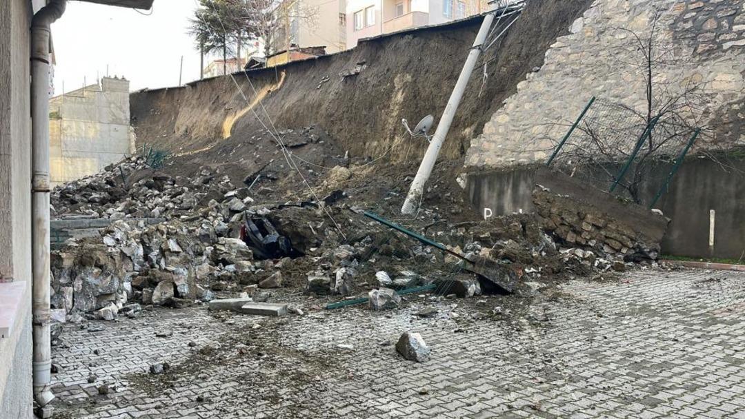 Kastamonu&rsquo;da istinat duvarı &ccedil;&ouml;kt&uuml;, 7 ara&ccedil; zarar g&ouml;rd&uuml; 1
