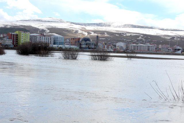 Kura Nehri taştı, ova sular altında kaldı