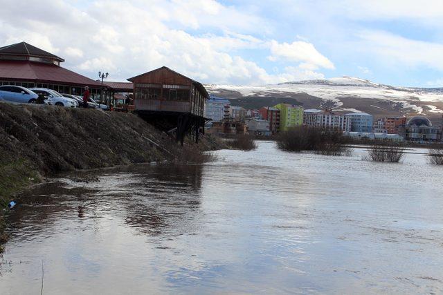 Kura Nehri taştı, ova sular altında kaldı