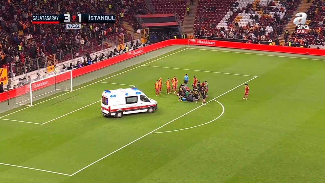 Galatasaray-İstanbulspor ma&ccedil;ında İsa Doğan ve Ahmed Kutucu &ccedil;arpıştı! Sahaya ambulans girdi... 1