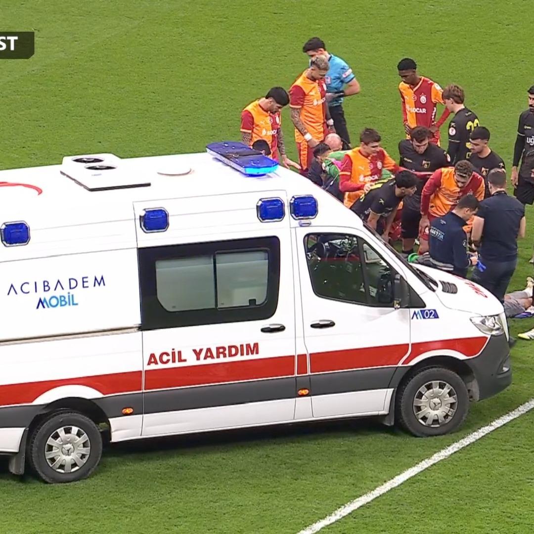 Galatasaray-İstanbulspor ma&ccedil;ında İsa Doğan ve Ahmed Kutucu &ccedil;arpıştı! Sahaya ambulans girdi... 2
