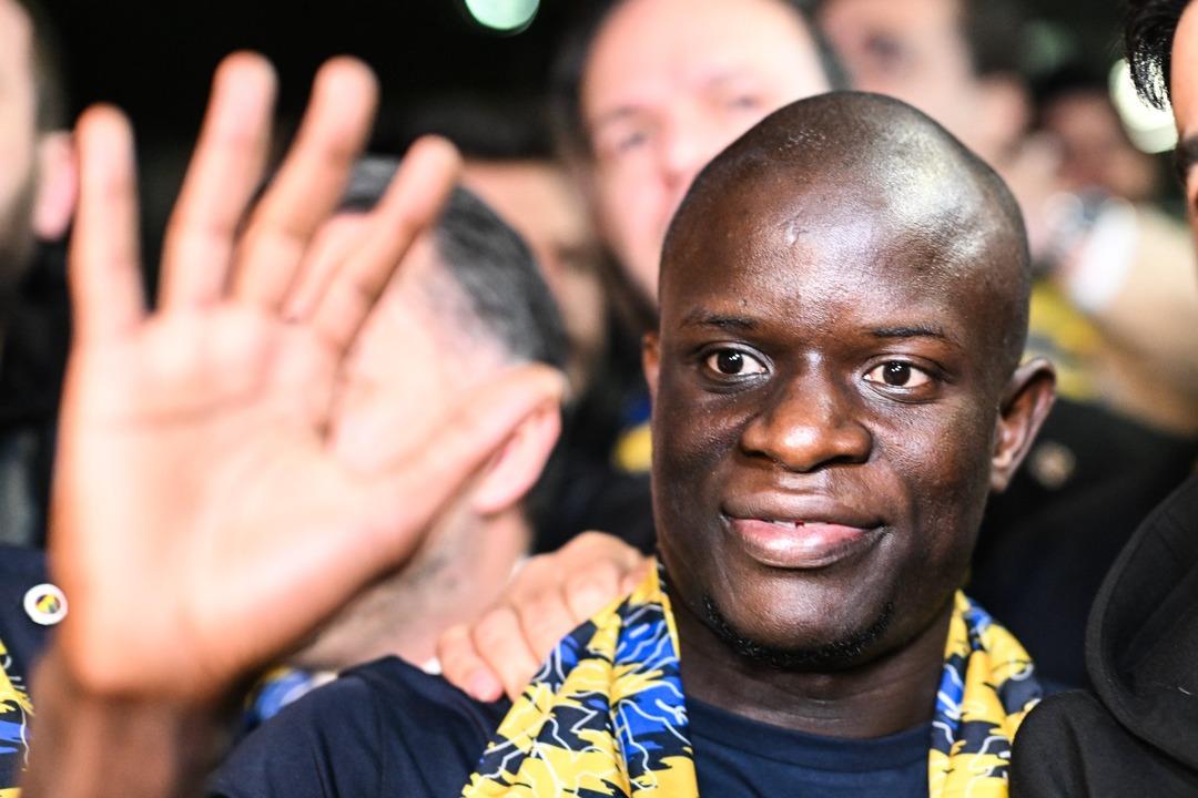 N Golo Kante yi taşıyan uçak İstanbul a geldi! Fenerbahçe yıldızına kavuştu 3