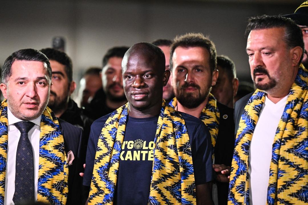 N Golo Kante yi taşıyan uçak İstanbul a geldi! Fenerbahçe yıldızına kavuştu 1