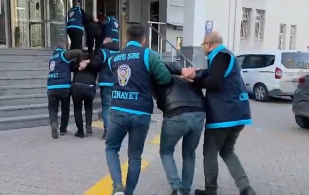 Kavgada silahlı tehdit! Yol verme tartışmasında darp edip maddi zarar verdiler 2