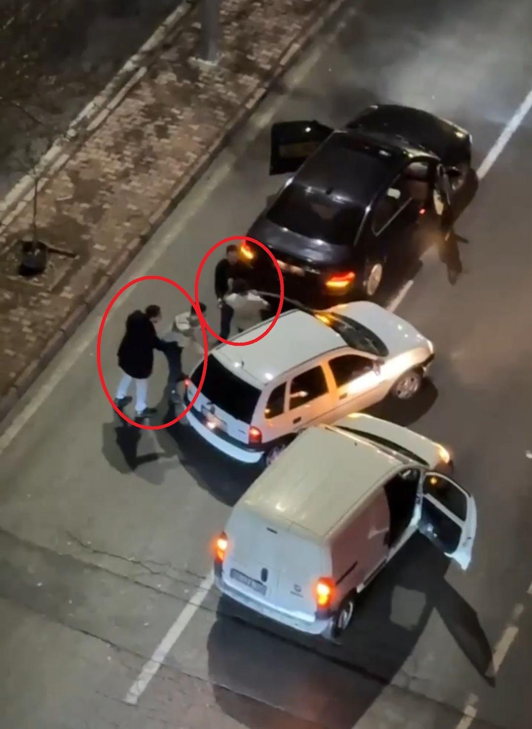 Kavgada silahlı tehdit! Yol verme tartışmasında darp edip maddi zarar verdiler 1