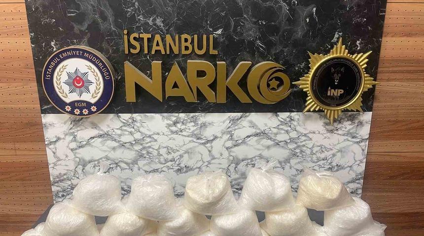 Bah&ccedil;elievler&rsquo;de valizden uyuşturucu &ccedil;ıktı: 18 kilo katı metamfetamin ele ge&ccedil;irildi