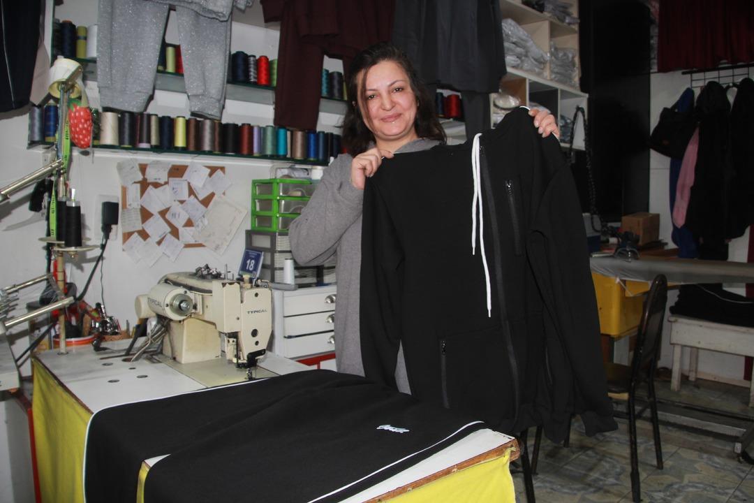 Fabrikanın  atık  kumaşlarından 20 dakikada kıyafet &uuml;retiyor! D&ouml;rtte bir fiyatına satıyor 1