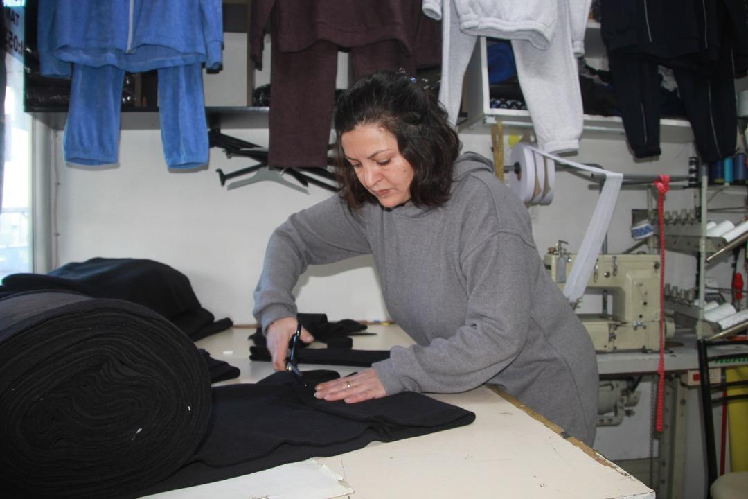 Fabrikanın  atık  kumaşlarından 20 dakikada kıyafet &uuml;retiyor! D&ouml;rtte bir fiyatına satıyor 3