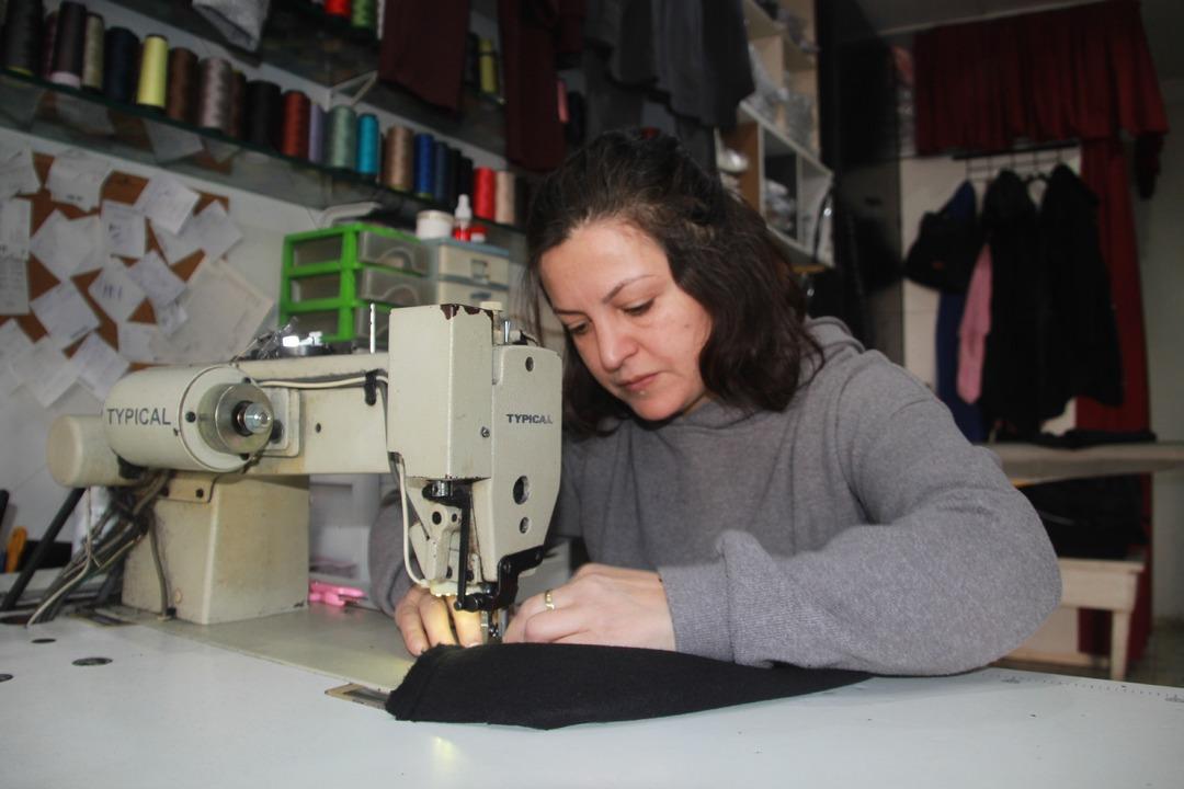 Fabrikanın  atık  kumaşlarından 20 dakikada kıyafet &uuml;retiyor! D&ouml;rtte bir fiyatına satıyor 5