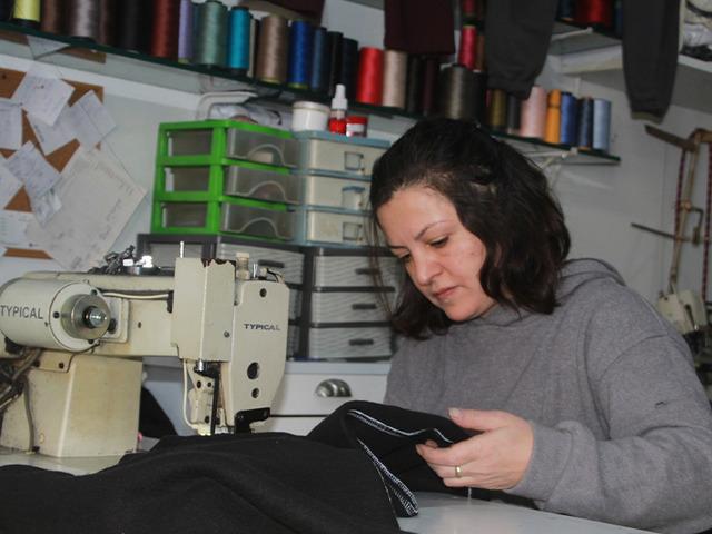 Fabrikanın 'atık' kumaşlarından 20 dakikada kıyafet &uuml;retiyor! 