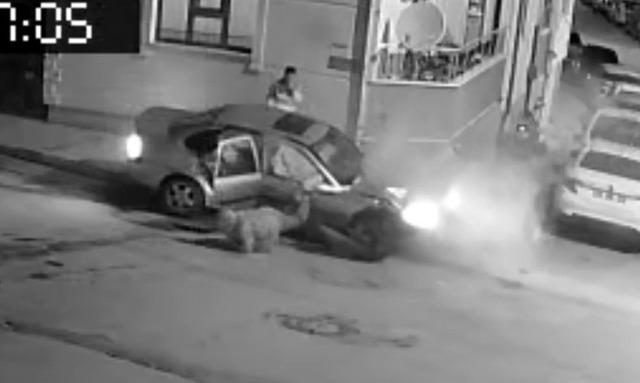 Kaza sonrası kendilerini otomobilden dışarı attılar 3