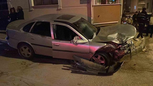 Kaza sonrası kendilerini otomobilden dışarı attılar 1