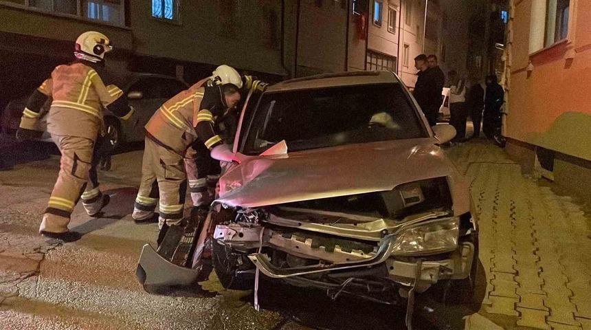 Kaza sonrası kendilerini otomobilden dışarı attılar