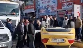 Beton mikseri ile &ccedil;arpışan taksi ters d&ouml;nd&uuml;: 1 yaralı