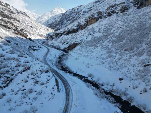Şırnak&rsquo;ta beyaza b&uuml;r&uuml;nen dağ ve ağa&ccedil;lar g&ouml;z kamaştırdı 2