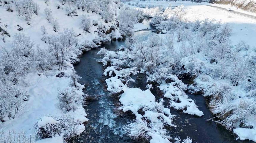 Şırnak&rsquo;ta beyaza b&uuml;r&uuml;nen dağ ve ağa&ccedil;lar g&ouml;z kamaştırdı