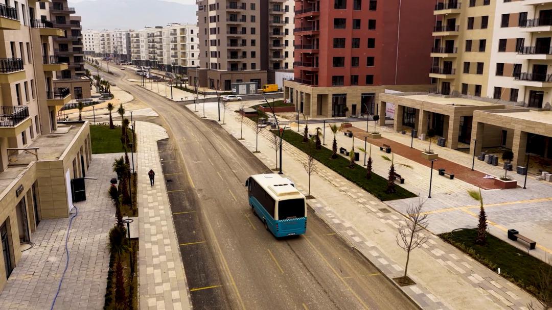 Bakan Kurum paylaştı! 25 yıllık otob&uuml;s şof&ouml;r&uuml; Devren Yener:  Yok olan şehir 3 yılda yeniden kuruldu  5