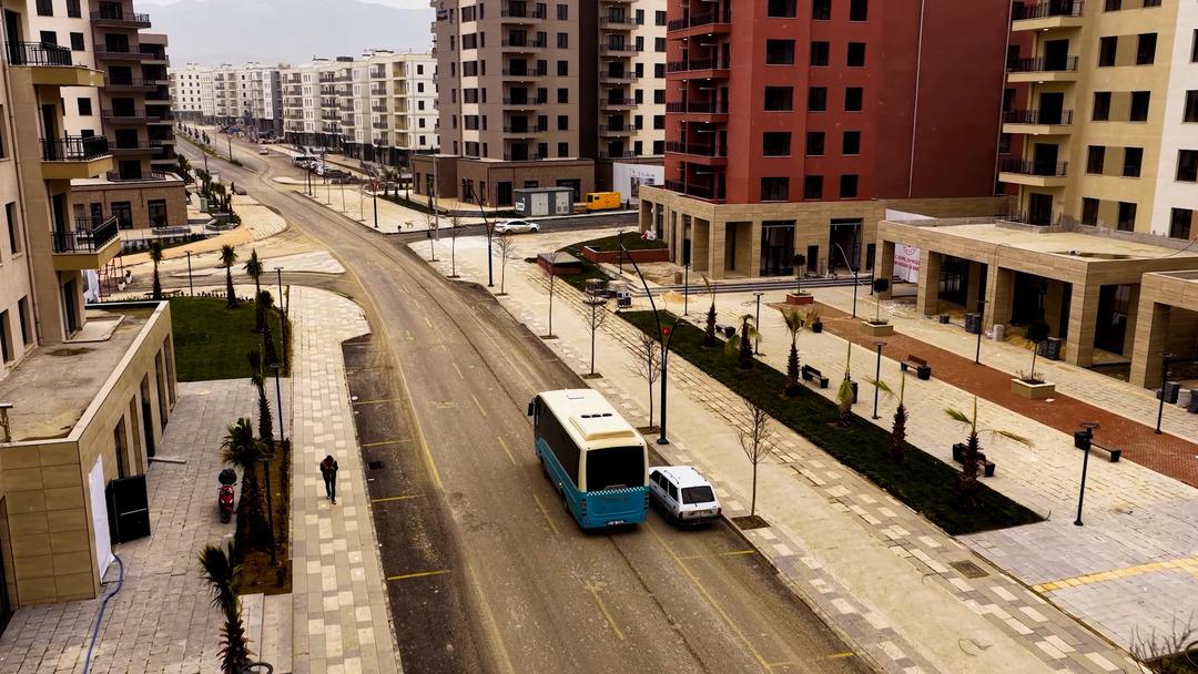 Bakan Kurum paylaştı! 25 yıllık otob&uuml;s şof&ouml;r&uuml; Devren Yener:  Yok olan şehir 3 yılda yeniden kuruldu  12