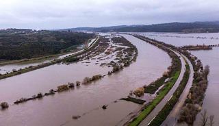 Portekiz&rsquo;i fırtına vurdu: 1 kişi sel suyuna kapılarak hayatını kaybetti