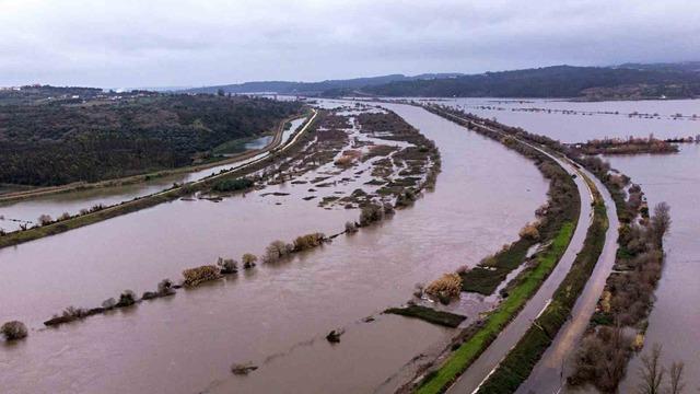 Portekiz’i fırtına vurdu: 1 kişi sel suyuna kapılarak hayatını kaybetti
