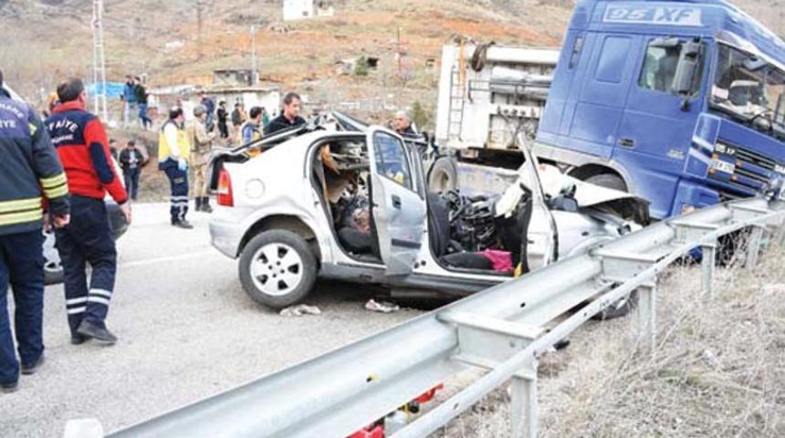 Kafa kafaya &ccedil;arpıştılar! Korkun&ccedil; manzara...