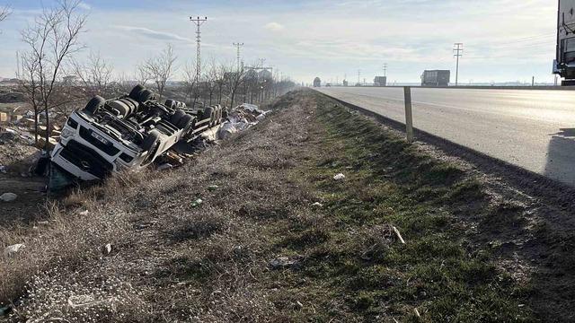 Kontrolden &ccedil;ıkan tır şarampole devrildi: 2 yaralı 2