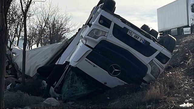 Kontrolden &ccedil;ıkan tır şarampole devrildi: 2 yaralı 1