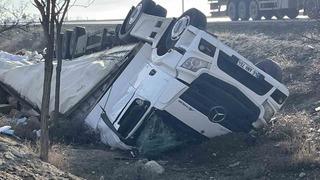 Kontrolden çıkan tır şarampole devrildi: 2 yaralı