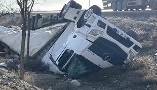 Kontrolden &ccedil;ıkan tır şarampole devrildi: 2 yaralı