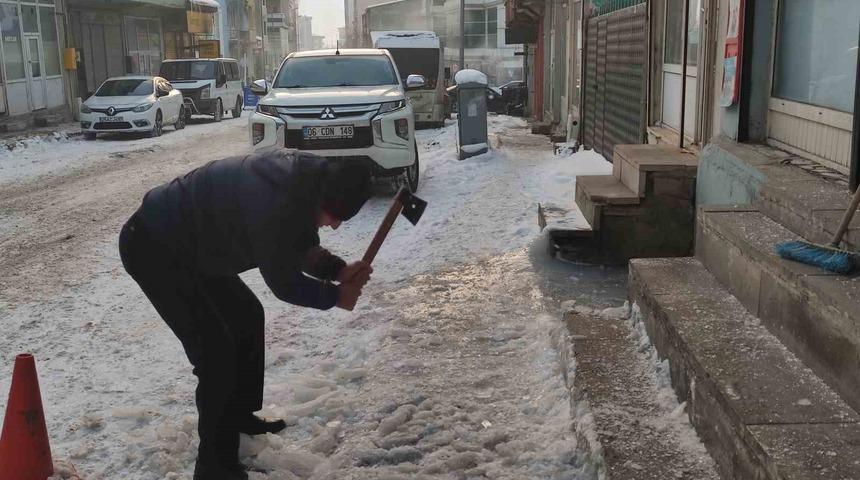 Ardahan&rsquo;da dondurucu soğuk ağa&ccedil;ları kırağıyla kapladı