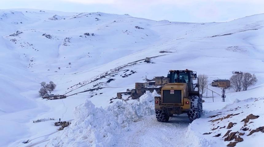 Van&rsquo;da kardan dolayı kapanan 34 yerleşim yerinin yolu a&ccedil;ılıyor