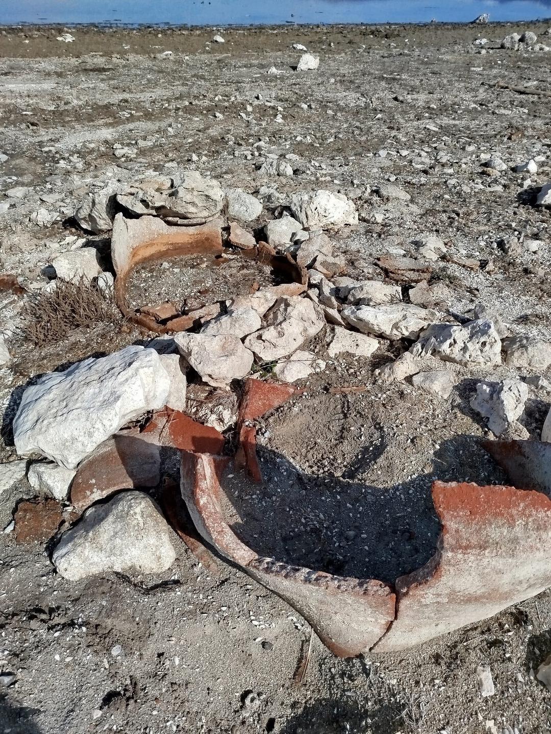 G&ouml;lde sular &ccedil;ekilince  k&uuml;p mezar  ortaya &ccedil;ıktı: İnsan kemikleriyle dolu! 9