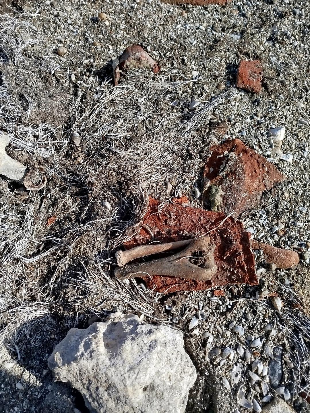 G&ouml;lde sular &ccedil;ekilince  k&uuml;p mezar  ortaya &ccedil;ıktı: İnsan kemikleriyle dolu! 8