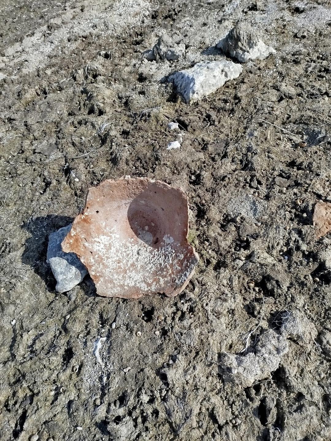 G&ouml;lde sular &ccedil;ekilince  k&uuml;p mezar  ortaya &ccedil;ıktı: İnsan kemikleriyle dolu! 7