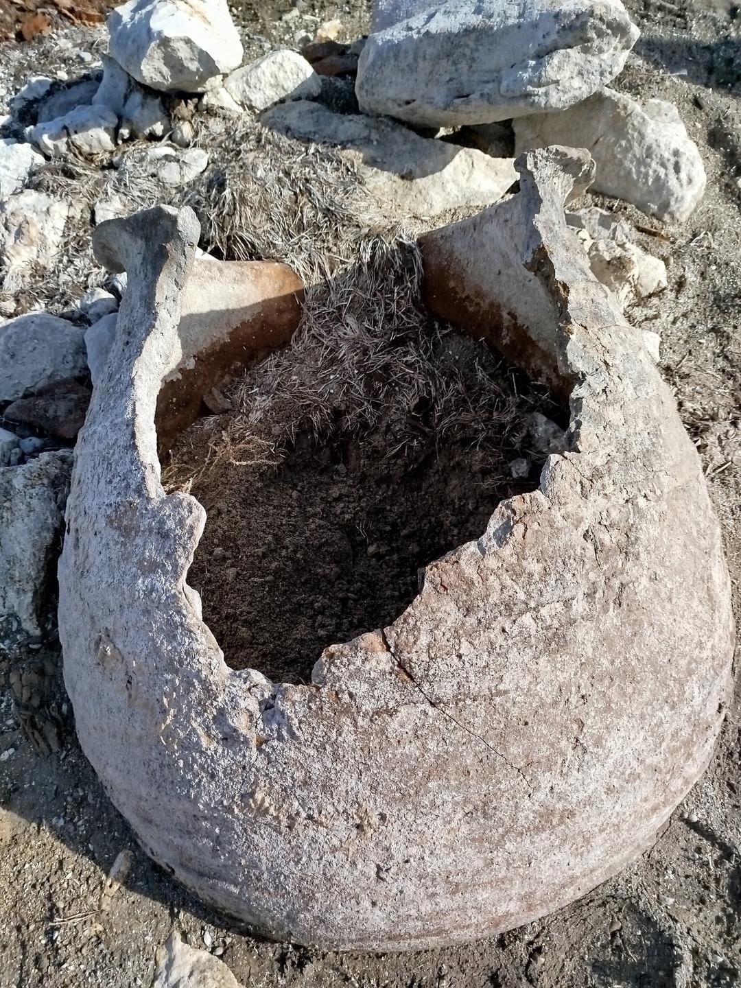 G&ouml;lde sular &ccedil;ekilince  k&uuml;p mezar  ortaya &ccedil;ıktı: İnsan kemikleriyle dolu! 4