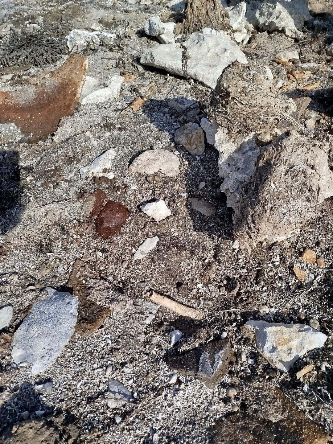 G&ouml;lde sular &ccedil;ekilince  k&uuml;p mezar  ortaya &ccedil;ıktı: İnsan kemikleriyle dolu! 3