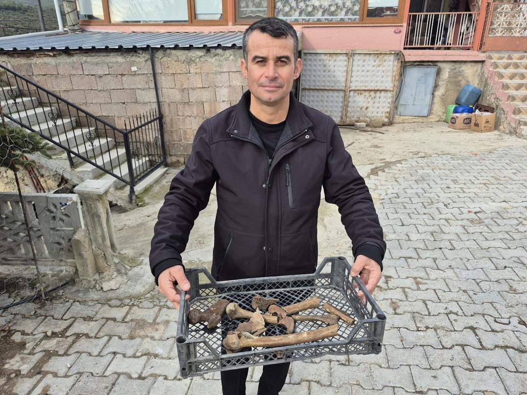 G&ouml;lde sular &ccedil;ekilince  k&uuml;p mezar  ortaya &ccedil;ıktı: İnsan kemikleriyle dolu! 1