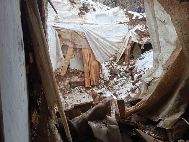 Batman&rsquo;da heyelan: Kayaların d&uuml;şt&uuml;ğ&uuml; ev yıkıldı 4