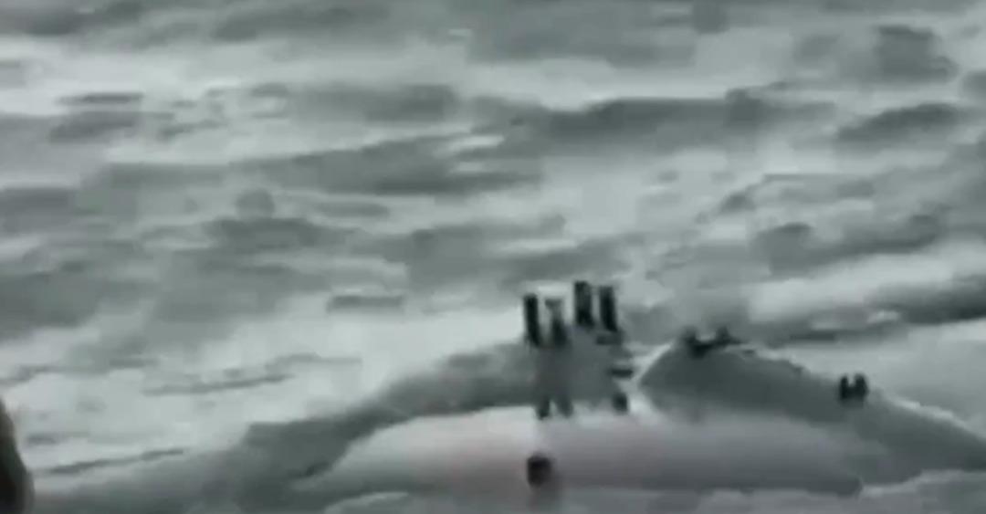 Ş&uuml;pheli cisim merak uyandırdı! İstanbul sularında hareketlilik 1