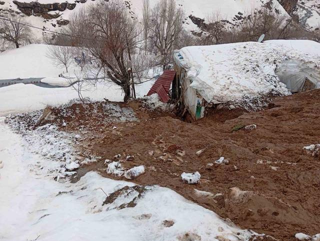 Batman&rsquo;da heyelan: Kayaların d&uuml;şt&uuml;ğ&uuml; ev yıkıldı 3