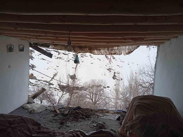 Batman&rsquo;da heyelan: Kayaların d&uuml;şt&uuml;ğ&uuml; ev yıkıldı 2