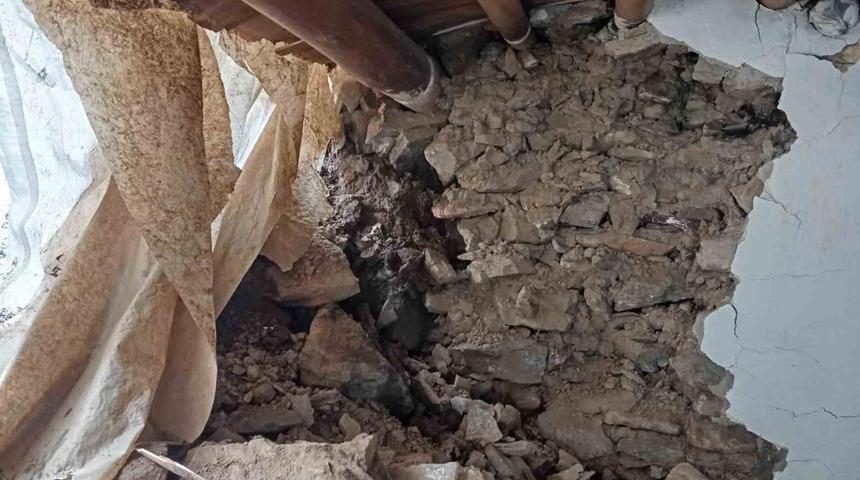 Batman&rsquo;da heyelan: Kayaların d&uuml;şt&uuml;ğ&uuml; ev yıkıldı