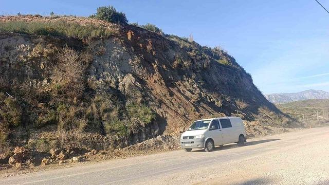 Manavgat&rsquo;ta yol g&uuml;venliğini tehdit eden dev kaya par&ccedil;alanıp kaldırıldı 4