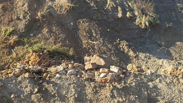 Manavgat&rsquo;ta yol g&uuml;venliğini tehdit eden dev kaya par&ccedil;alanıp kaldırıldı 2