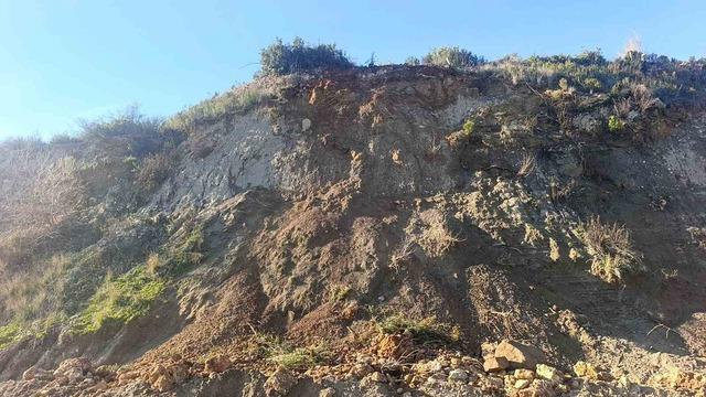 Manavgat&rsquo;ta yol g&uuml;venliğini tehdit eden dev kaya par&ccedil;alanıp kaldırıldı 1