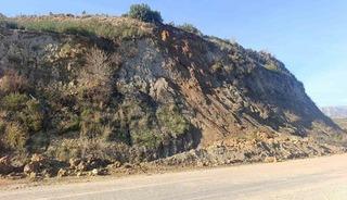 Manavgat&rsquo;ta yol g&uuml;venliğini tehdit eden dev kaya par&ccedil;alanıp kaldırıldı